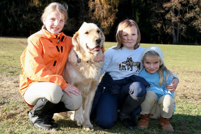 Kinder spielen mit unserem Hund